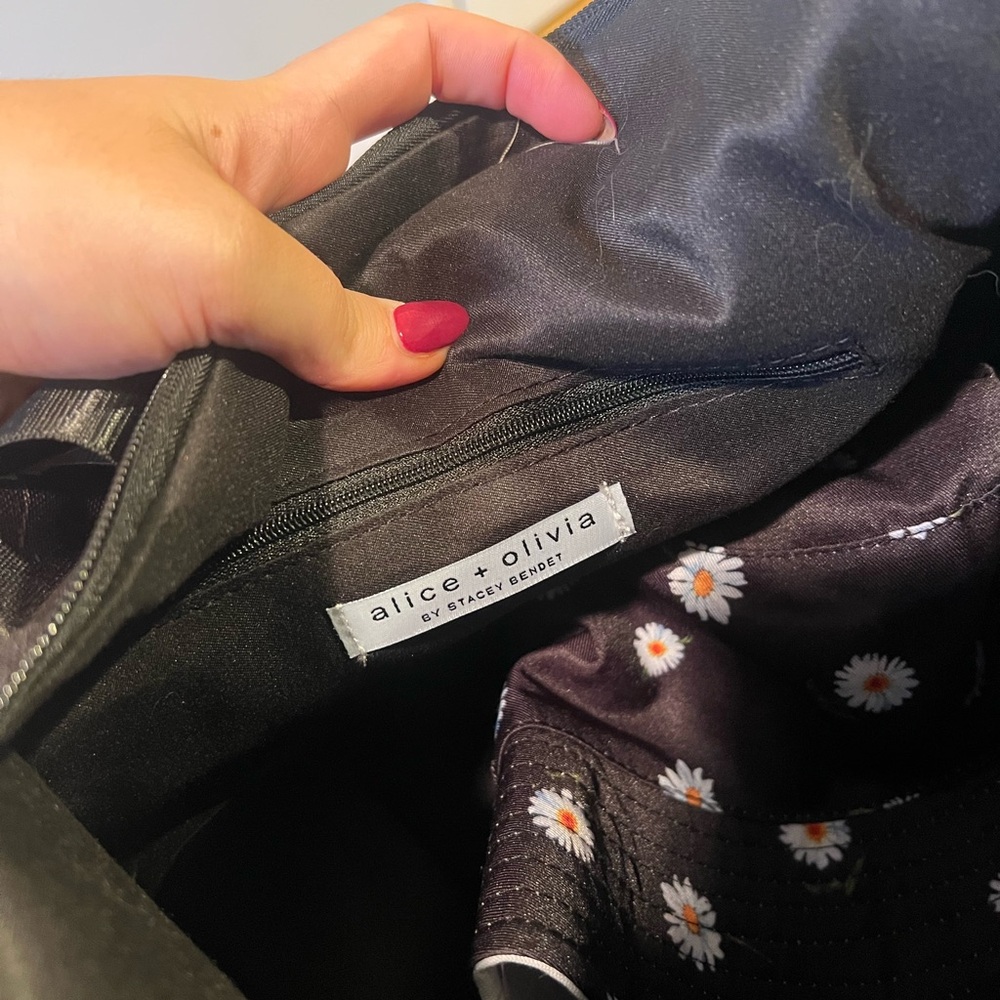 Alice and Olivia Daisy Duffle Travel Bag with Matching Reversible Bucket Hat - Picture 6 of 7